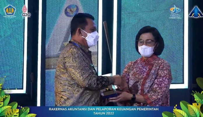 Menteri Keuangan Sri Mulyani memberikan penghargaan kepada Pemprov Kepri yang diterima Gubernur Kepulauan Riau H. Ansar Ahmad dalam acara Puncak Rapat Kerja Nasional (Rakernas) Akuntansi dan Pelaporan Keuangan Pemerintah Tahun 2022 di Gedung Dhanapala, Kemenkeu, Jakarta, Kamis (22/9) F,kiriman diskominfo Kepri