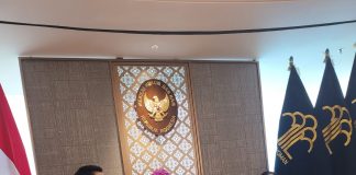 Tingkatkan Kunjungan Wisman, Ansar Jumpai Menkumham Minta Kebijakan Bebas VoA Diberlakukan Lagi Gubernur Kepulauan Riau H. Ansar Ahmad menemui Menteri Hukum dan Ham Yasonna H Laoly di Jakarta, Jumat (23/9). Ansar Minta Kebijakan Bebas VoA Diberlakukan Lagi F,Diskominfo Kepri.