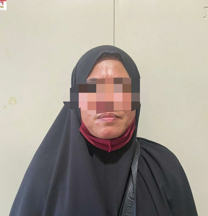 Seorang ibu rumah tangga warga Batam, inisial IP ditangkap unit reskrim Polsek KKP Batam di Pelabuhan Batam Center, Batam Rabu (21/9). Ibu diduga melakukan tindakan tindak pidana terhadap perlindungan PMI ilegal. F,Polsek KKP Batam 
