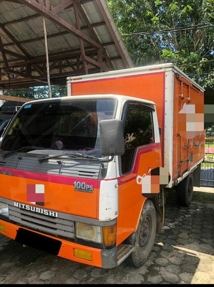 Mobil box yang digunakan tersangka untuk melangsir solar di SPBU diamankan di Polresta Tanjungpinang, Jumat (23/9) F,Polresta Tanjungpinang