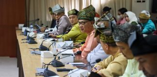 Rapat Evaluasi, Gubernur Ansar Himbau Seluruh OPD Gesa Capaian Realisasi APBD Gubernur Kepulauan Riau H. Ansar Ahmad memimpin rapat evaluasi kinerja terkait pelaksanaan kegiatan pembangunan tahun anggaran 2022 bersama seluruh jajaran kepala Organisasi Perangkat Daerah (OPD) di lingkungan Pemerintah Provinsi Kepulauan Riau di Ruang Rapat Utama, Lt.4, Kantor Gubernur, Dompak, Tanjungpinang, Senin (19/09) F,ist