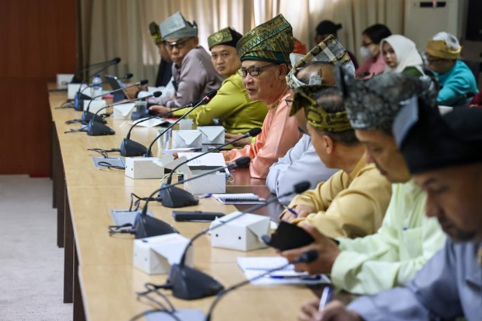 Gubernur Kepulauan Riau H. Ansar Ahmad memimpin rapat evaluasi kinerja terkait pelaksanaan kegiatan pembangunan tahun anggaran 2022 bersama seluruh jajaran kepala Organisasi Perangkat Daerah (OPD) di lingkungan Pemerintah Provinsi Kepulauan Riau di Ruang Rapat Utama, Lt.4, Kantor Gubernur, Dompak, Tanjungpinang, Senin (19/09) F,ist