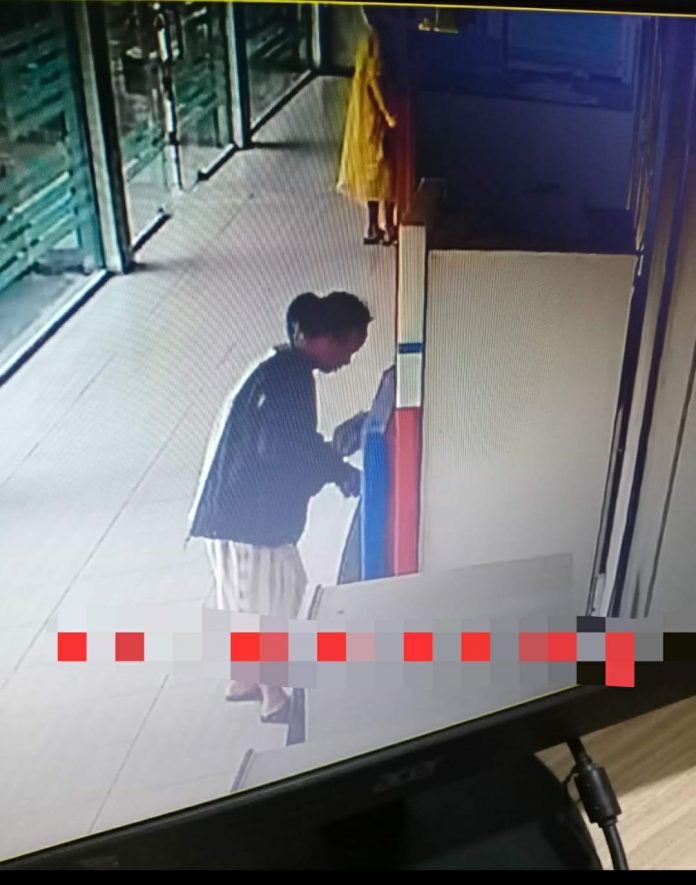 Foto pelaku saat mengambil uang korban lewat ATM di salah satu mesin ATM di Tanjungpinang F,ist