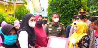 Pemko Tanjungpinang Mulai Salurkan BLT BBM Rp300 Ribu Pemerintah Kota (pemko) Tanjungpinang, mulai menyalurkan Bantuan Langsung Tunai (BLT) senilai Rp300 ribu per kepala keluarga (KK) kepada masyarakat yang kurang mampu f,ist