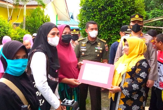 Pemerintah Kota (pemko) Tanjungpinang, mulai menyalurkan Bantuan Langsung Tunai (BLT) senilai Rp300 ribu per kepala keluarga (KK) kepada masyarakat yang kurang mampu f,ist