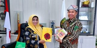 Budawayan Melayu, Akib Serahkan 10 Buku Karyanya Sendiri Wali Kota Tanjungpinang, Rahma menerima secara simbolis wakaf buku untuk Dinas Perpustakaan dan Kearsipan Kota Tanjungpinang dari Penyair Indonesia, Budayawan Melayu Abdul Kadir Ibrahim (Akib), di ruang kerja wali kota, kantor wali kota Tanjungpinang, Kepri, Kamis (8/9) f,ist