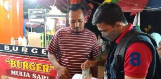 Pemko Sudah Tarik Retribusi Kebersihan dari Pedagang Kaki Lima Sejak Agustus 2022 Dinas Lingkungan Hidup (DLH) sejak Agustus 2022 sudah menarik retribusi kebersihan dari Pedagang Kaki Lima (PKL) di empat kecamatan se- kota Tanjungpinang F,ist