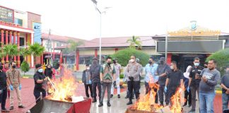 Polres Karimun Musnahkan Barang Bukti Ganja Kering Satuan Reserse Narkoba (Satresnarkoba) Polres Karimun menggelar Konferensi Pers pemusnahan barang bukti narkotika jenis ganja kering sebanyak 30.412 gram di Lapangan Kantor Polres Karimun, Jumat (09/09) F,ist