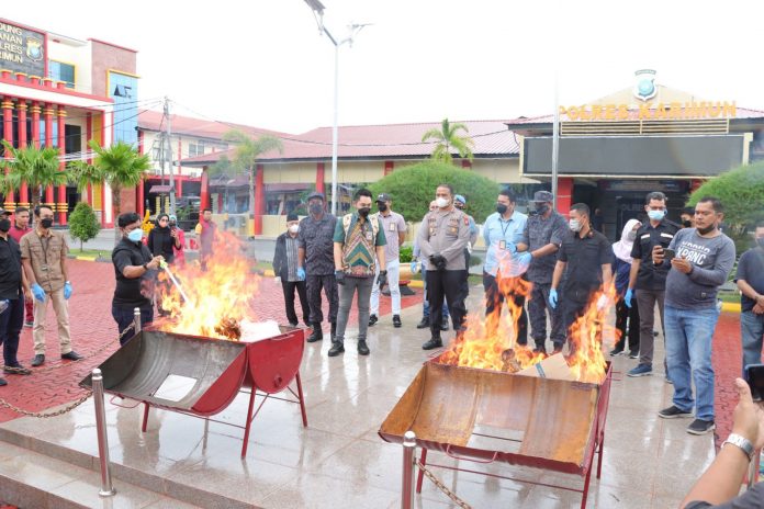 Satuan Reserse Narkoba (Satresnarkoba) Polres Karimun menggelar Konferensi Pers pemusnahan barang bukti narkotika jenis ganja kering sebanyak 30.412 gram di Lapangan Kantor Polres Karimun, Jumat (09/09) F,ist