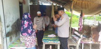 Jumat Berkah, Satbinmas Polres Karimun Ulurkan Bantuan Kapolres Kepada Masyarakat Melalui program Jumat berkah yang dilaksanakan di hari Jumat (2/9) Kapolres Karimun diwakili Kasat Binmas AKP Rizal Rahim, mendatangi kediaman bapak Kasmir berusia 65 tahun seorang lansia di Kabupaten Karimun F,ist