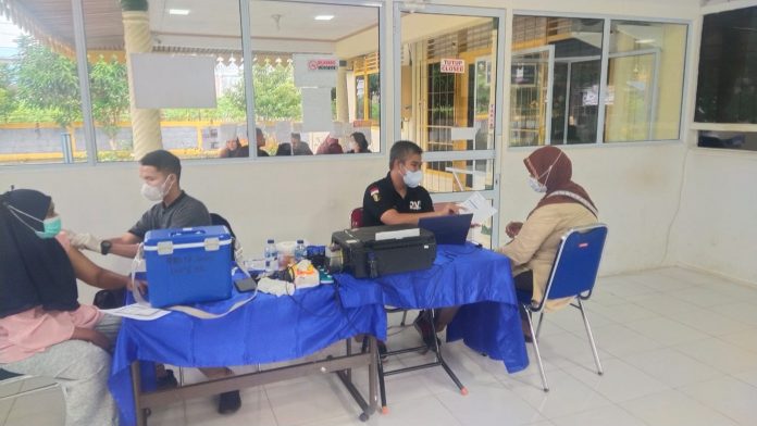 hari Selasa (13/09, Polresta Tanjungpinang membuka gerai vaksin di tiga lokasi yaitu di Mako Polresta Tanjungpinang, Pelni, dan Urkes Polresta Tanjungpinang. F,ist