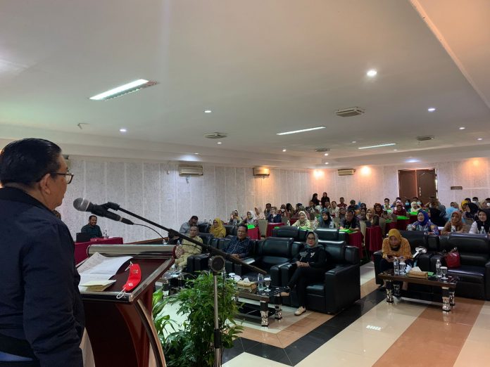 Koordinator Wilayah Asosiasi Media Siber Indonesia, Ronny Kusuma memberikan kuliah umum kepada mahasiswa komunikasi Universitas Tanjungpura di Gedung Laboratorium Universitas Tanjungpura, Rabu (7/9) f,AMSI