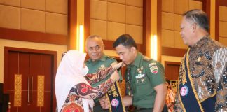 Dikukuhkan Sebagai Bapak Asuh Stunting, Dandim 0315/Tanjungpinang Akan Bantu Pemda Wujudkan ‘Zero Stunting’ di Kepri Dandim 0315/Tanjungpinang Kolonel Inf Tommy Anderson, M.PICT yang dikukuhkan sebagai Bapak Asuh Stunting oleh Kepala BKKBN Pusat, di Aula Wan Seri Beni Kantor Gubernur Kepri, Dompak, Kota Tanjungpinang, Kamis (20/10). F,Pendim 0315