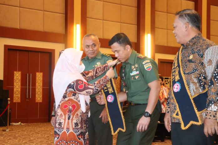 Dandim 0315/Tanjungpinang Kolonel Inf Tommy Anderson, M.PICT yang dikukuhkan sebagai Bapak Asuh Stunting oleh Kepala BKKBN Pusat, di Aula Wan Seri Beni Kantor Gubernur Kepri, Dompak, Kota Tanjungpinang, Kamis (20/10). F,Pendim 0315