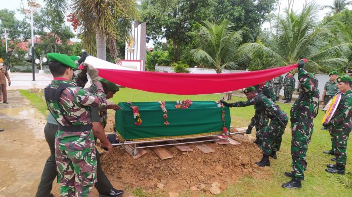 Komando Distrik Militer (Kodim) 0315 Tanjungpinang menggelar Upacara Pemakaman Militer terhadap Almarhum Serka (Purn.) Slamet Riyadi bin Muhidin di TMP Pusara Bhakti Tanjungpinang, Rabu (12/10) siang F,Pendim0315
