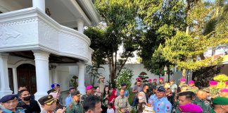 HMR Sempat Terkejut Didatangi Forkopimda Batam ke Rumahnya, HMR Terharu Diberi Kejutan HUT Ke-59 Kediaman Wali Kota Batam/Kepala Badan Pengusahaan Batam H Muhammad Rudi (HMR), di Perumahan Rosedale Batamcenter, pagi tadi (Kamis, 20/10) didatangi para petinggi sipil dan militer F,humas Pemko Batam