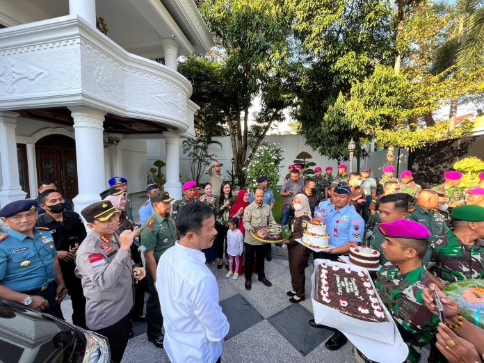 Kediaman Wali Kota Batam/Kepala Badan Pengusahaan Batam H Muhammad Rudi (HMR), di Perumahan Rosedale Batamcenter, pagi tadi (Kamis, 20/10) didatangi para petinggi sipil dan militer F,humas Pemko Batam