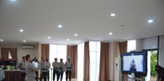 Lagi Pemulihan Kesehatan, Wakapolda Kepri Dilantik Secara Virtual Kapolda Kepri Irjen Pol Drs. Aris Budiman, memimpin secara virtual upacara pelantikan Wakapolda Kepri di ruang kerja Kapolda Kepri, Senin (24/10) F,Humas Polda Kepri