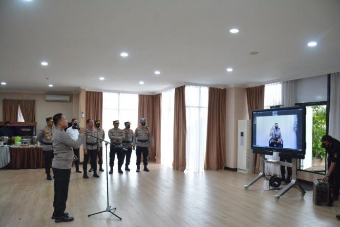 Kapolda Kepri Irjen Pol Drs. Aris Budiman, memimpin secara virtual upacara pelantikan Wakapolda Kepri di ruang kerja Kapolda Kepri, Senin (24/10) F,Humas Polda Kepri