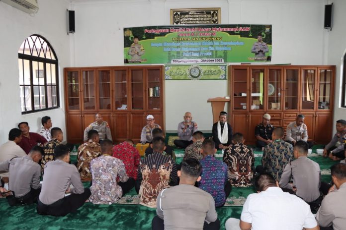 Polresta Tanjungpinang menggelar pembinaan rohani dan mental (Binrohtal) terhadap anggota di Musholla Al Amin Polresta Tanjungpinang, Kamis (13/10)