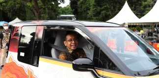 Wuling Siapkan 300 Motor Listrik Dukung KTT G20 di Bali Mensesneg Pratikno mengendarai mobil listrik produksi Wuling Motors, di Plaza Bung Karno, Parkir Selatan Gelora Bung Karno, Jakarta, Rabu (26/10/2022). (Foto: Humas Kemensetneg)