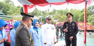 Kapolres Karimun Beri Kejutan Ultah ke Kodim 0317 dan Lanal Tbk Kapolres Karimun AKBP Tony Pantano, memberikan kejutan ulang tahun kepada Kodim 0317 Tbk dan Lanal Tbk /Tanjung Balai Karimun, Rabu (05/10) F,Humas Polres Karimun