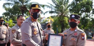 Kapolres Karimun Berikan Penghargaan Kepada 52 Personel Yang Berprestasi Kepala Kepolisian Resor Karimun AKBP Tony Pantano memberikan penghargaan kepada 52 personil Polres Karimun yang berprestasi di lapangan apel Sarja Arya Racana Polres Karimun, Sabtu (22/10) F,Polres Karimun