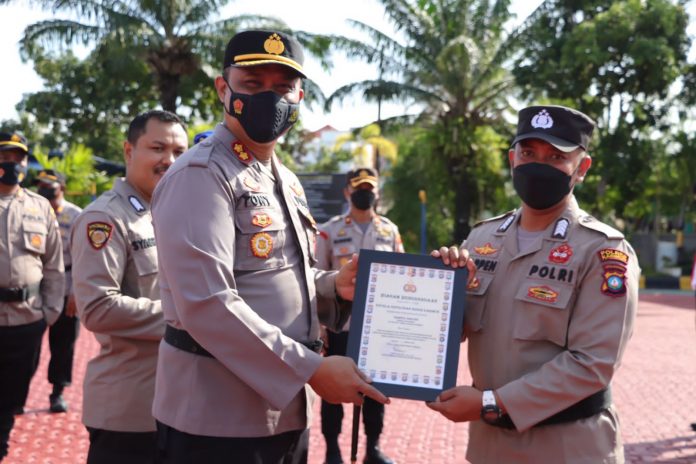 Kepala Kepolisian Resor Karimun AKBP Tony Pantano memberikan penghargaan kepada 52 personil Polres Karimun yang berprestasi di lapangan apel Sarja Arya Racana Polres Karimun, Sabtu (22/10) F,Polres Karimun