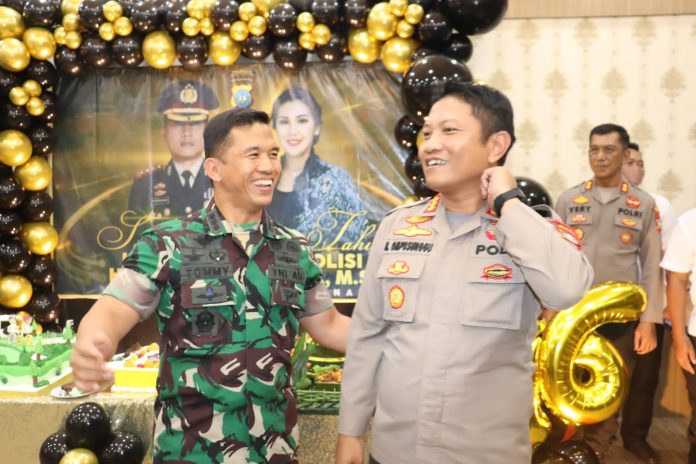 Dandim 0315/Tanjungpinang Beri Kejutan di Ultah Kapolresta Tanjungpinang yang ke-46, Senin (17/10) F,Pendim 0315