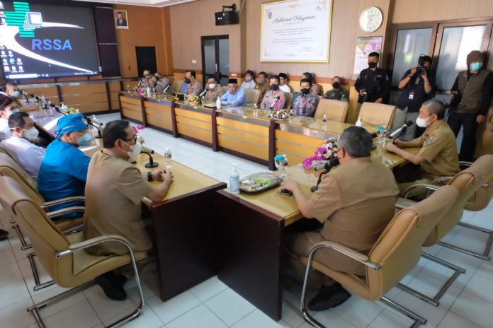 Rombongan Forkopimda yang terdiri dari Kapolda Jawa Timur Irjen Nico Afinta, Wakil Gubernur Jawa Timur Emil Dardak dan Ketua PWNU Jawa Timur KH Marzuqi Mustamar mengunjungi RS Syaiful Anwar, Kota Malang, Selasa (4/10) F,humas Polda Jatim
