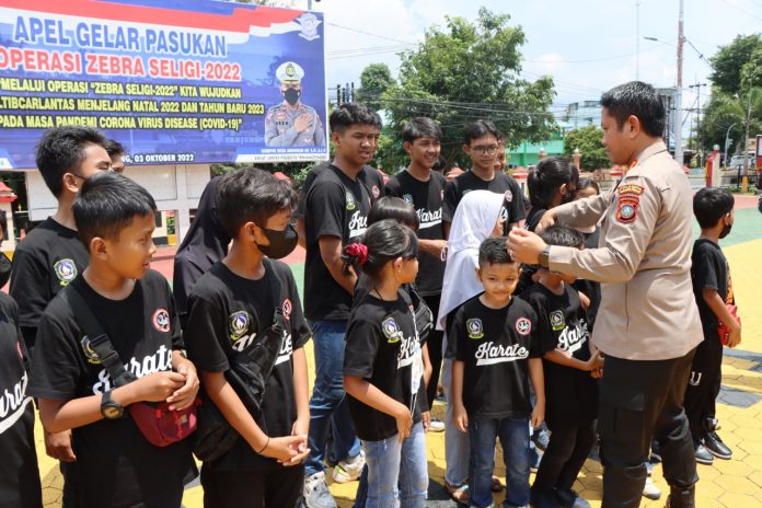 Ketua Pengcab (Ex-Officio) Inkanas (Institut Karate Nasional) Kota Tanjungpinang, Kombes Pol H. Ompusunggu melepas atlit Inkanas Tanjungpinang di lapangan Mapolresta Tanjungpinang, Rabu (19/10) F,Polresta Tanjungpinang