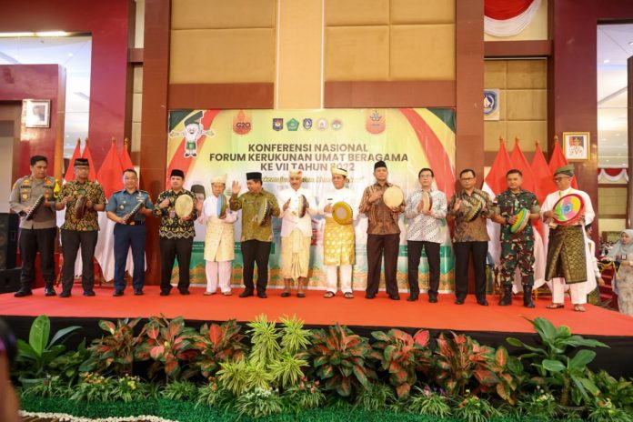 Sekjen Kemendagri Suhajar Diantoro membuka Konferensi Nasional Ke-VII Forum Kerukunan Umat Beragama (FKUB) di Aula Wan Seri Beni, Dompak, Tanjungpinang, Kamis (06/10) F,Diskominfo Kepri