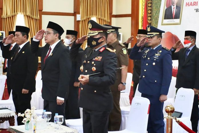 Kapolda Kepri Irjen Pol Dr. Aris Budiman, mengikuti upacara peringatan hari kesaktian Pancasila tahun 2022 secara virtual yang dipimpin Gubernur Kepri, Ansar Ahmad di Gedung Daerah,Tanjungpinang, Sabtu (1/10) F,humas Polda Kepri