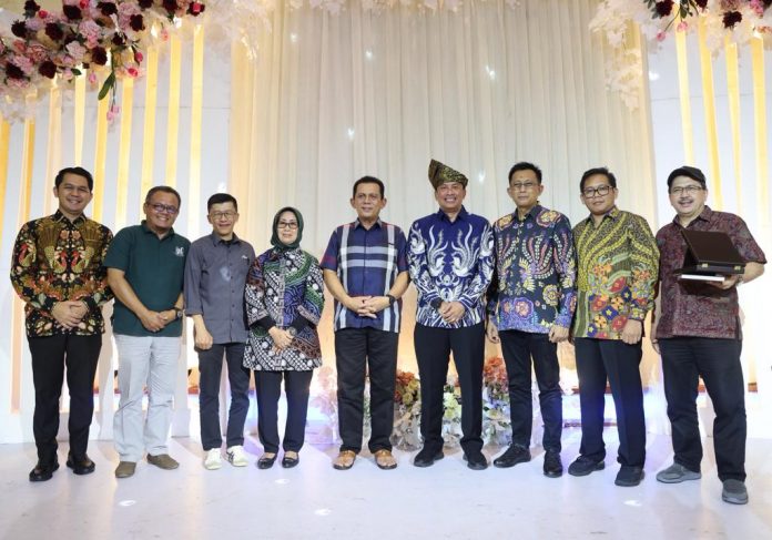 Gubernur Kepulauan Riau H. Ansar Ahmad bersilaturahmi sekaligus beraudiensi dengan jajaran Dewan Pers di Shangrila Restaurant, Tanjungpinang, Jum'at (30/9) malam F,diskominfo Kepri