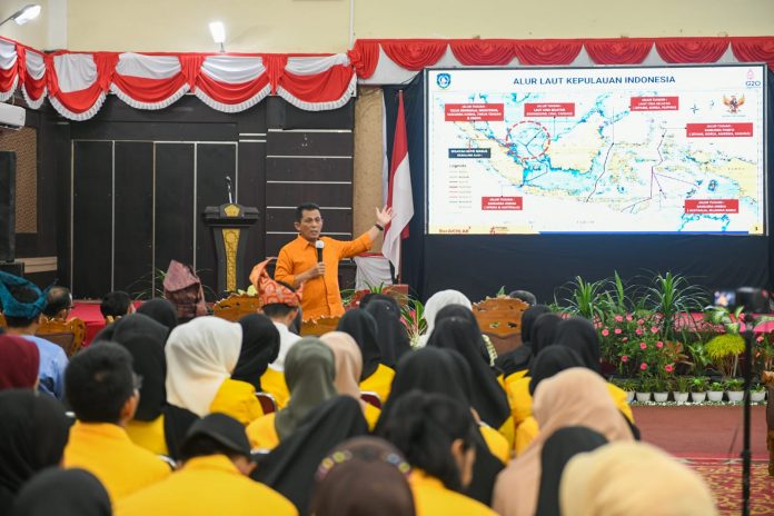 Gubernur Ansar saat memberikan kuliah umum dengan tema 