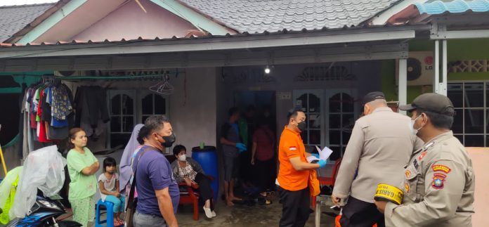 Seorang karyawan toko di Tanjungpinang, Gerald Phordisa Lay Rade (18) ditemukan tewas tergantung di lantai 2 belakang rumah Jalan Gatot Subroto, Kelurahan Kampung Bulang Kota Tanjungpinang, Pukul 07.05 WIB, Rabu,(5/10). F,BI