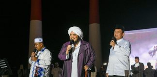 Ust Derry Sulaiman Berikan Tausyiah di Karimun Sempena Hari Jadi ke-23 Kabupaten Karimun Ust Derry Sulaiman bersama Gubernur Kepri dan Bupati Karimun di Panggung Putri Kemuning, Coastal Area, Karimun, Sabtu (29/10) F,Diskominfo Kepri