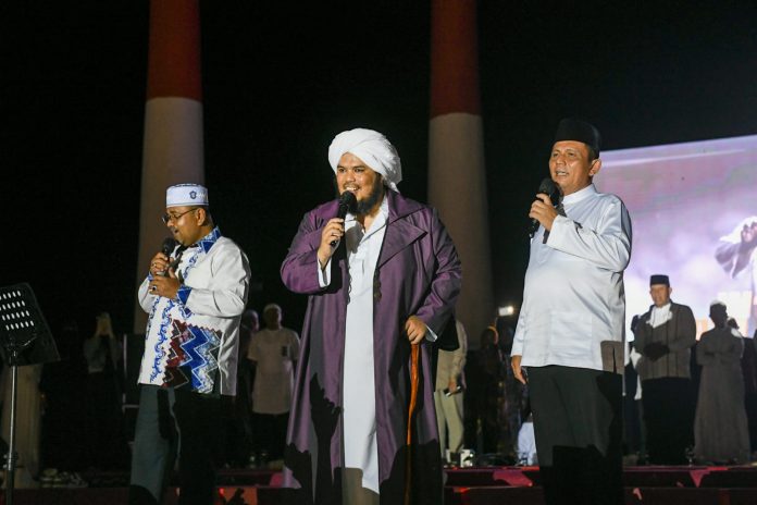 Ust Derry Sulaiman bersama Gubernur Kepri dan Bupati Karimun di Panggung Putri Kemuning, Coastal Area, Karimun, Sabtu (29/10) F,Diskominfo Kepri