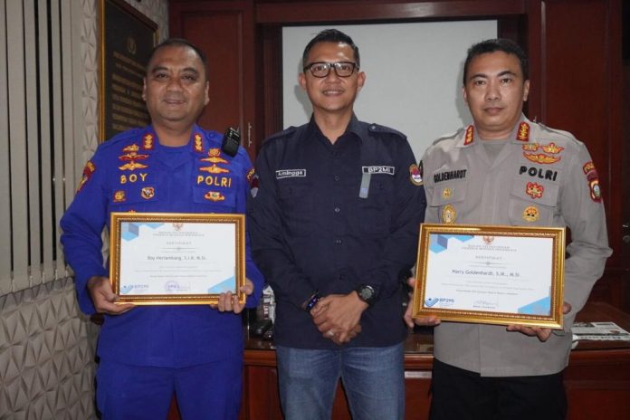 Tiga pejabat utama Polda Kepri menerima penghargaan dari Kepala Unit Pelaksana Teknis (UPT) Badan Perlindungan Pekerja Migran Indonesia (BP2MI) Provinsi Kepulauan Riau di ruang kerja Irwasda Polda Kepri, Kamis (27/10) F,Humas Polda Kepri