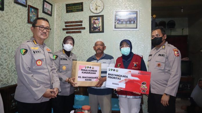 Tim Bidang Kedokteran dan Kesehatan (Biddokes) Polda Jatim, lewat 10 RS Bhayangkara jajaran, telah menggelar aksi peduli kemanusiaan keluarga korban meninggal tragedi Kanjuruhan F,humas Polri