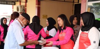 Polresta Tanjungpinang Gelar Sarapan Bersama Dengan Buruh Pelabuhan Sri Bintan Pura Tanjungpinang Polresta Tanjungpinang Bersama Warung Berkah Akhirat Polsek KKP Polresta Tanjungpinang menggelar program sarapan pagi bersama masyarakat Tanjungpinang di Polsek KKP Polresta Tanjungpinang, Sabtu (22/10) F,Polresta Tanjungpinang