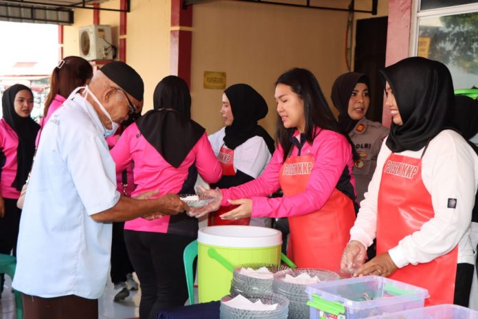 Polresta Tanjungpinang Bersama Warung Berkah Akhirat Polsek KKP Polresta Tanjungpinang menggelar program sarapan pagi bersama masyarakat Tanjungpinang di Polsek KKP Polresta Tanjungpinang, Sabtu (22/10) F,Polresta Tanjungpinang