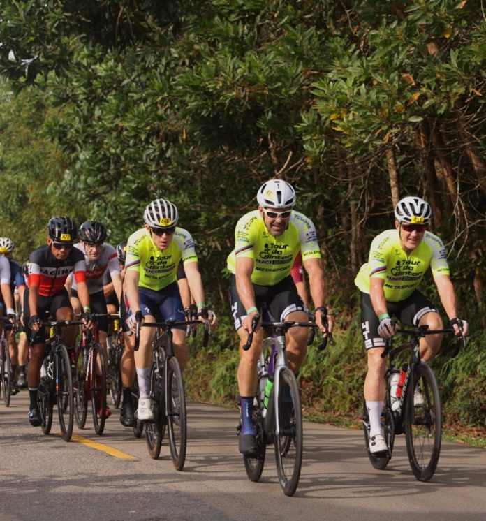 Bupati Bintan Roby Kurniawan bersama Ketua TP-PKK Kepri Hj. Dewi Kumalasari Ansar bergantian melepas peserta wave I dan II Gran Fondo Classic pada garis start di Terminal Tri Sri Buana, Simpang Lagoi, Bintan, Sabtu (15/10) F,kominfo Kepri
