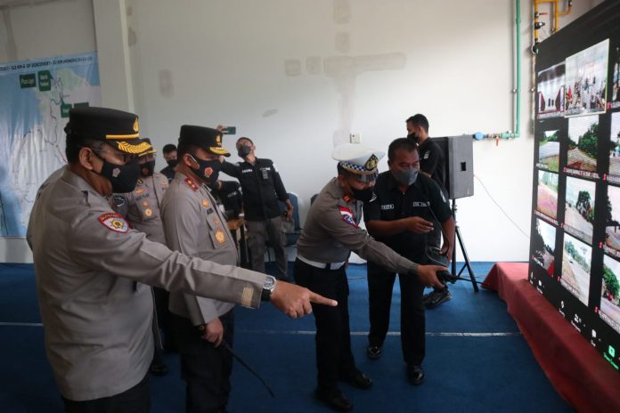 Kapolda Kepri Irjen Pol Dr. Aris Budiman memantau langsung pelaksanaan pengamanan dan menyaksikan pemantauan hari kedua Event Tour de Bintan tahun 2022, Sabtu (15/10) F,humas Polda Kepri