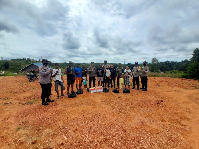 Polresta Tanjungpinang membagikan beberapa paket sembako bagi warga yang terdampak kenaikan harga bahan bakar minyak (BBM), Kamis (13/10). F,humas Polresta Tanjungpinang