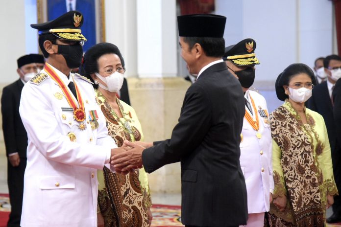 Presiden Jokowi memberikan ucapan selamat usai melantik Gubernur dan Wagub DIY, di Istana Negara, Jakarta, Senin (10/10/2022) pagi. (Foto: Humas Setkab/Agung)