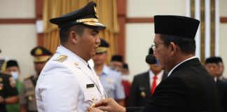 Jabat Bupati Bintan, Roby Kurniawan Dilantik Ayahnya Sendiri Roby Kurniawan dilantik Gubernur Kepri Ansar Ahmad sebagai Bupati Bintan untuk sisa masa jabatan 2021-2024 di Gedung Daerah, Tanjungpinang, Senin (03/10) F, Kominfo Kepri.