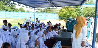 Pencegahan Stunting Ketua TP-PKK Kepri Sosialisasi Makanan Sehat Anak Ketua TP-PKK Provinsi Kepulauan Riau Hj. Dewi Kumalasari Ansar, mengunjungi SDN 009 Teluk Bintan pada kegiatan Dapur Beragam, Bergizi, Seimbang dan Aman (B2SA) di Kampung Mansur, Tembeling Tanjung, Bintan, Kamis (06/10 F, kominfo Kepri)