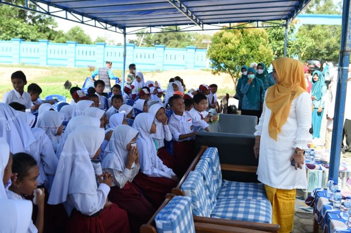 Ketua TP-PKK Provinsi Kepulauan Riau Hj. Dewi Kumalasari Ansar, mengunjungi SDN 009 Teluk Bintan pada kegiatan Dapur Beragam, Bergizi, Seimbang dan Aman (B2SA) di Kampung  Mansur, Tembeling Tanjung, Bintan, Kamis (06/10 F, kominfo Kepri)