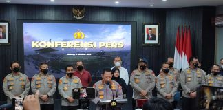 Kapolri Tetapkan 6 Tersangka Tragedi Kanjuruhan Kapolri Jenderal Listyo Sigit Prabowo mengumumkan ada enam tersangka tragedi Kanjuruhan, Malang, Jawa Timur dalam jumpa pers Kapolri, Kamis 6 Oktober 2022 F, Humas Polri